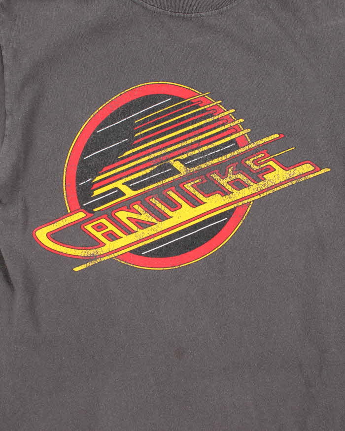 Vintage 2000's Vancouver Canucks NHL Graphic T-Shirt - S