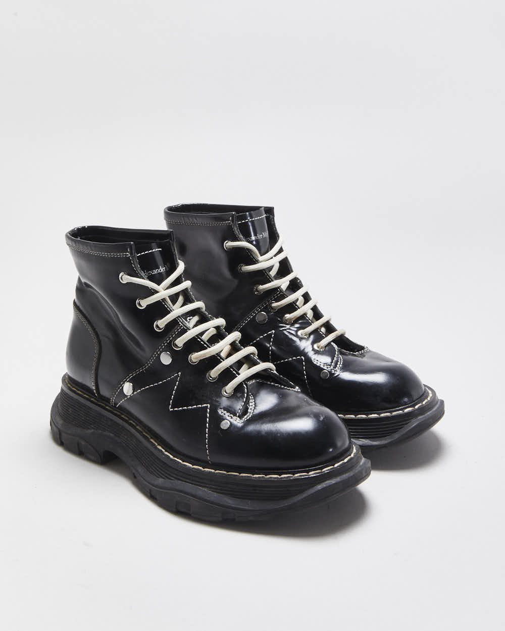 靴 ALEXANDER McQUEEN 00's Button Boots Alexander McQueen Patent Tread Contrast Stitch Boots - UK3 – Rokit