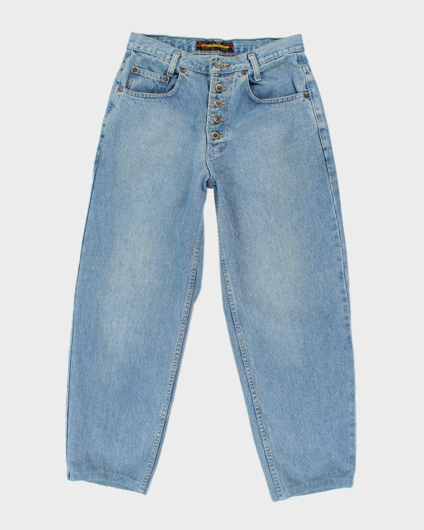 Ikeda Eisa dalam pose mengenakan celana jeans vintage