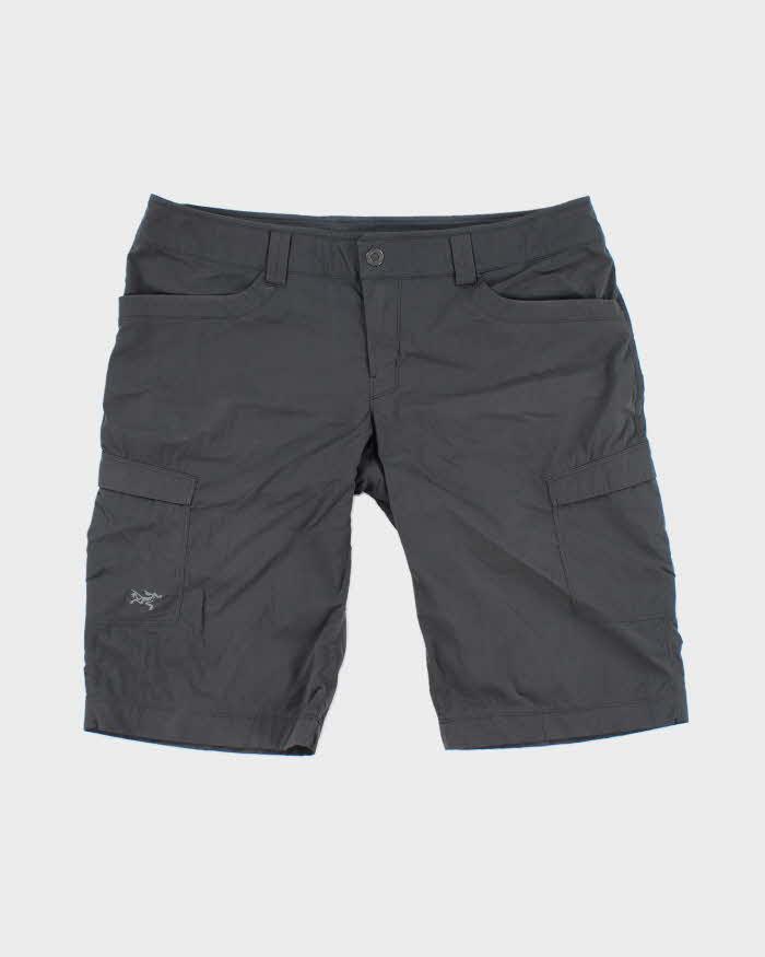 Vintage 2000's Women's Arc'teryx Cargo Shorts - W34 L12