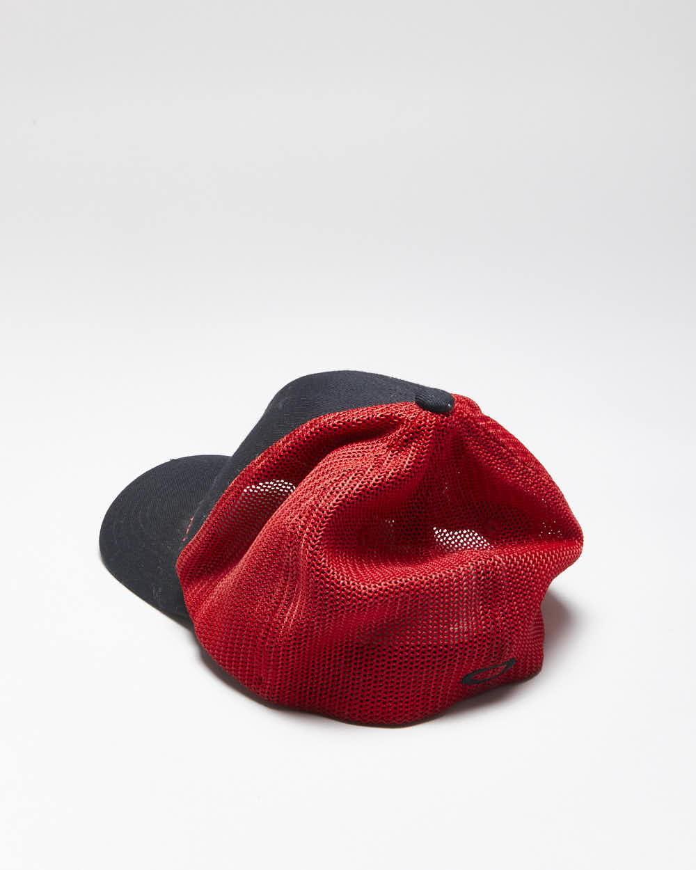 Vintage Y2K Oakley Small Logo Mesh Trucker Cap - S-M