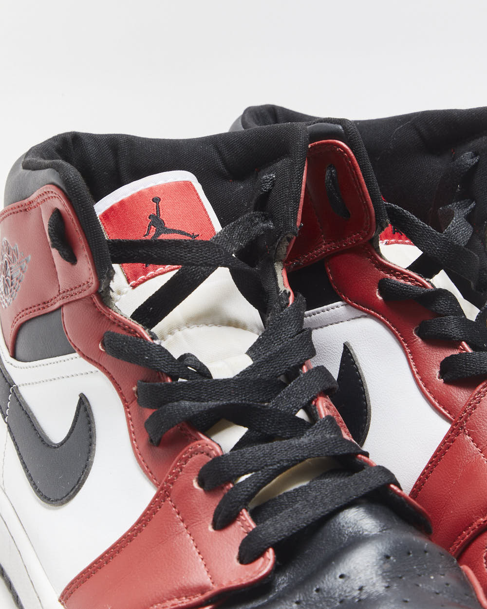 2019 Nike Air Jordan 1 Mid Chicago Gym Red/White/Black Toe Calfskin Leather Trainers - UK10