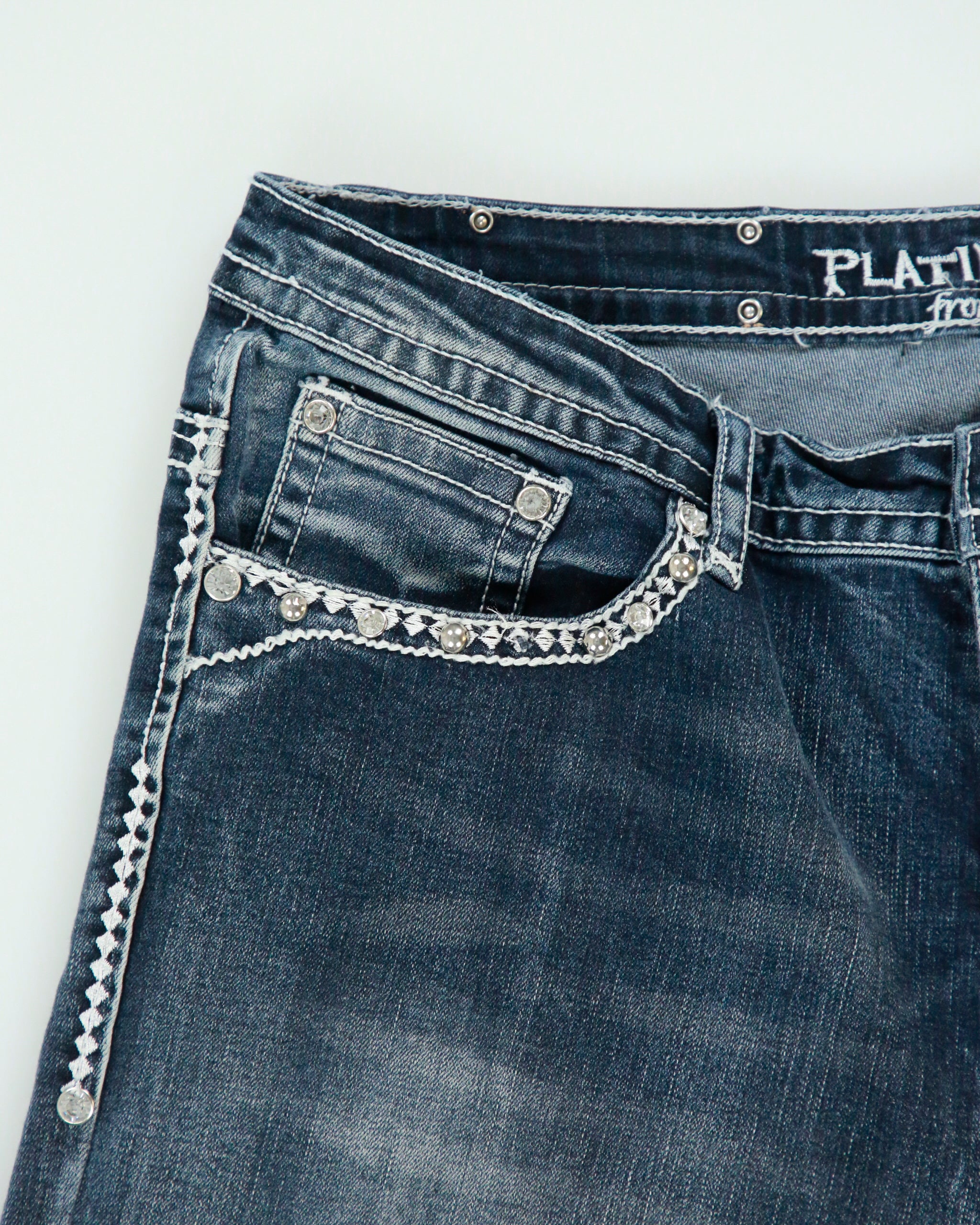 Vintage Y2K 2000s Platinum Plush Embroidered Skull &amp; Wings Rhinestone Relaxed Fit Jeans - W32 L31
