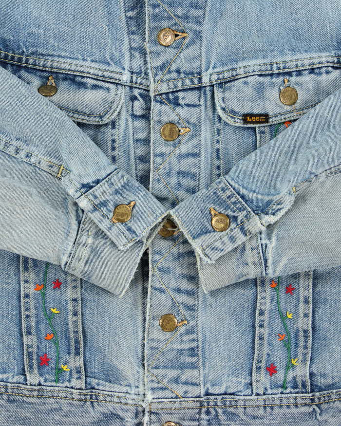 Vintage 1970s Lee Sanforized Union Made In USA Light Wash Hand Embroidered Denim Trucker Jacket - M
