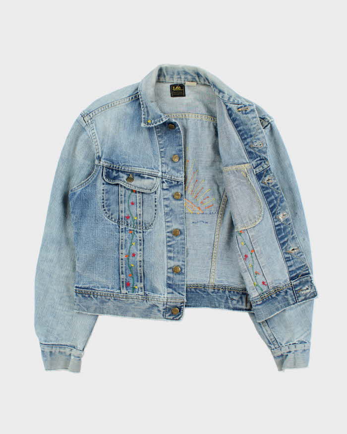 Vintage 1970s Lee Sanforized Union Made In USA Light Wash Hand Embroidered Denim Trucker Jacket - M