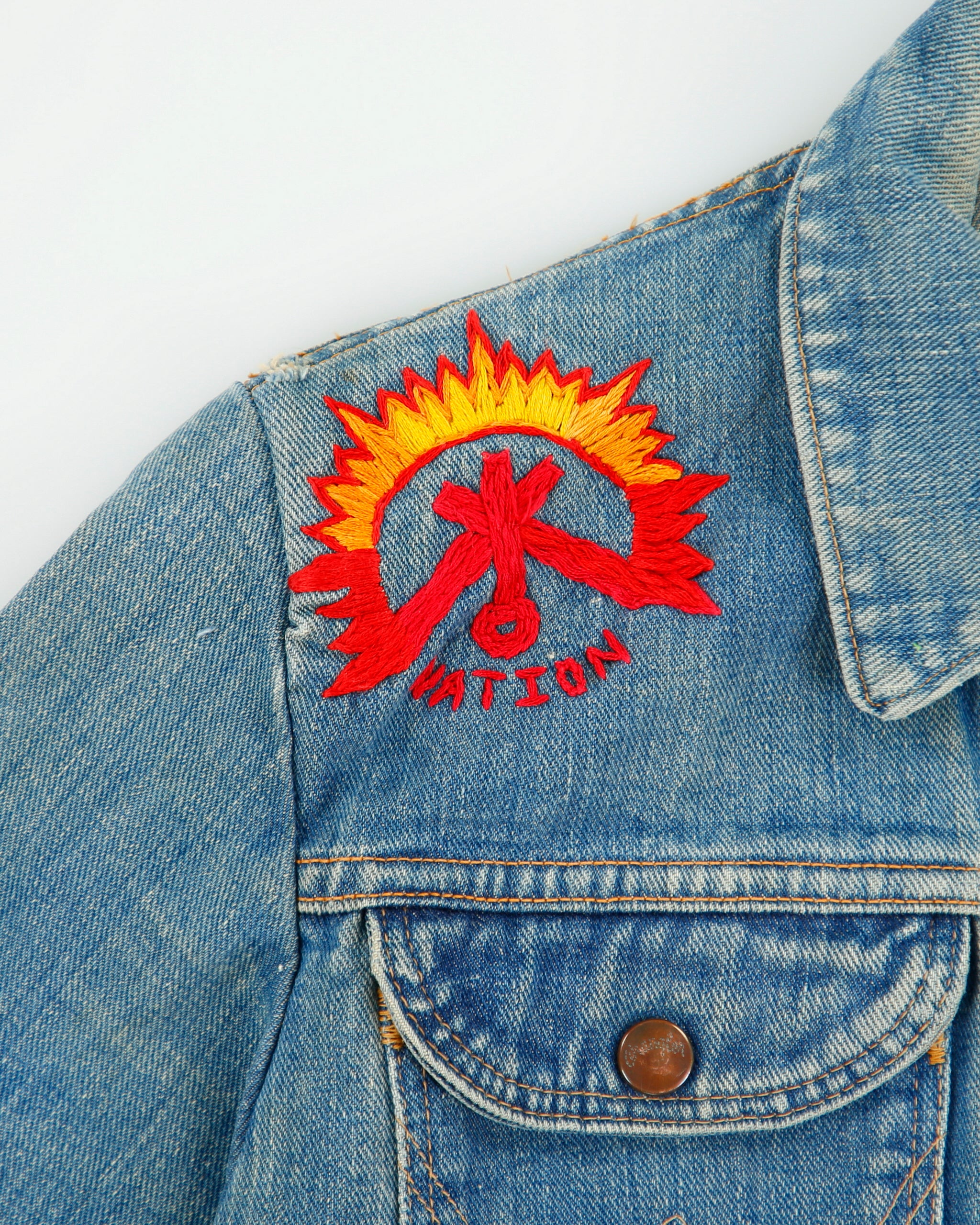 Vintage 1970s Wrangler 124MJ Made In USA Custom Embroidered Denim Trucker Jacket - S