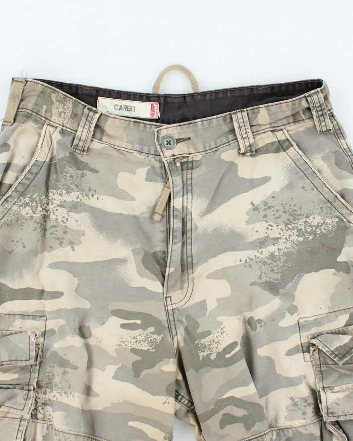 Y2K 00s Levi's Camouflage Baggy Cargo Shorts - W36 – Rokit