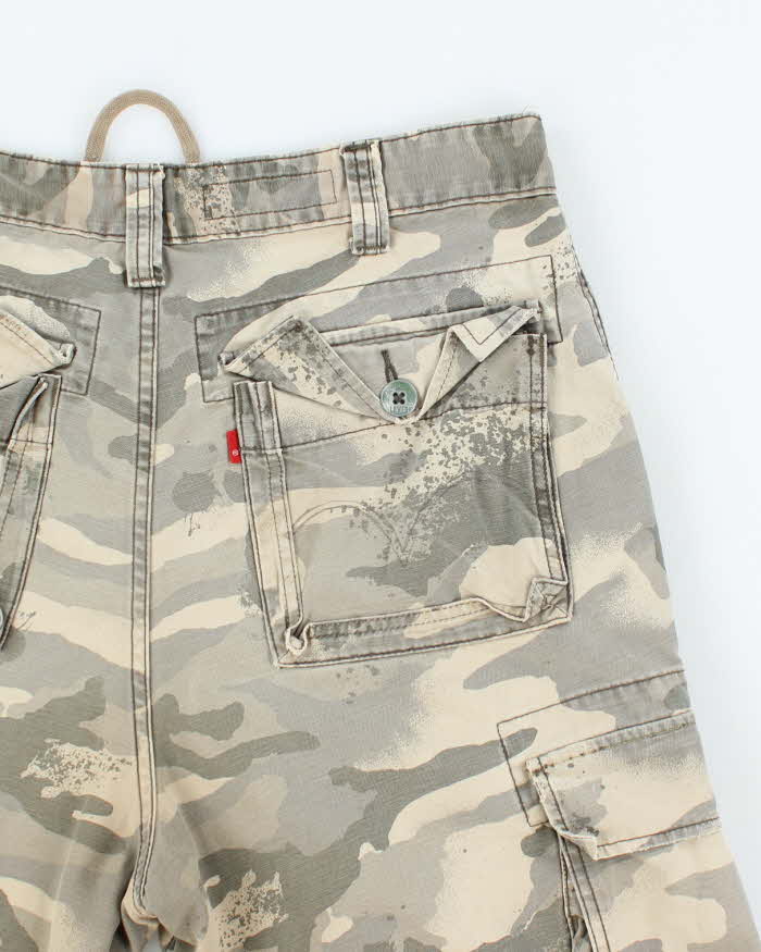 Y2K 00s Levi's Camouflage Baggy Cargo Shorts - W36