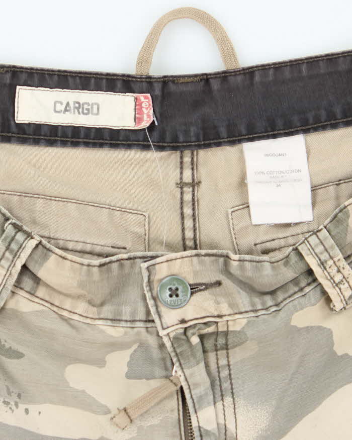 Y2K 00s Levi's Camouflage Baggy Cargo Shorts - W36