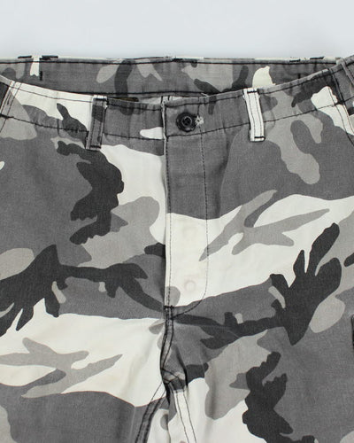 Vintage Snow Camouflage Cargo Shorts - W32 L9