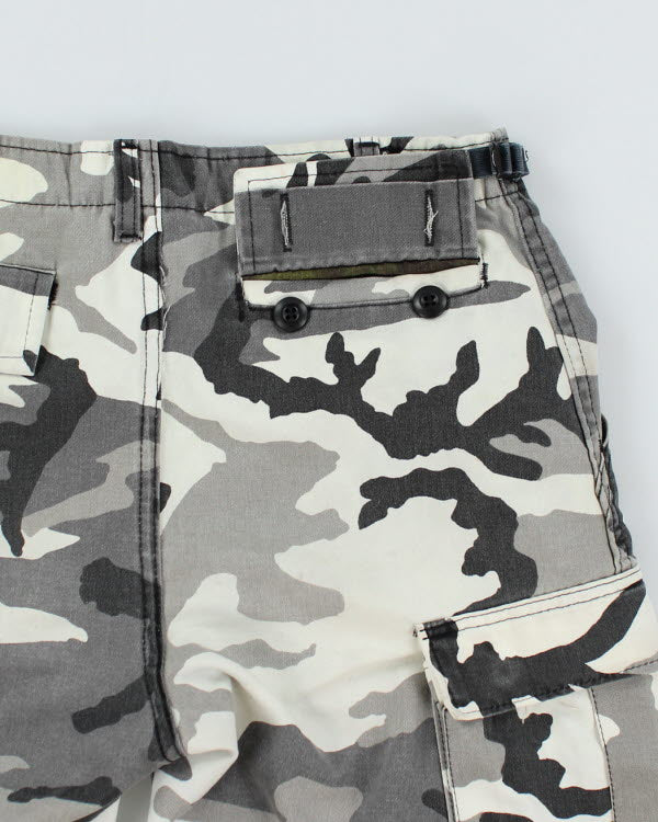 Vintage Snow Camouflage Cargo Shorts - W32 L9