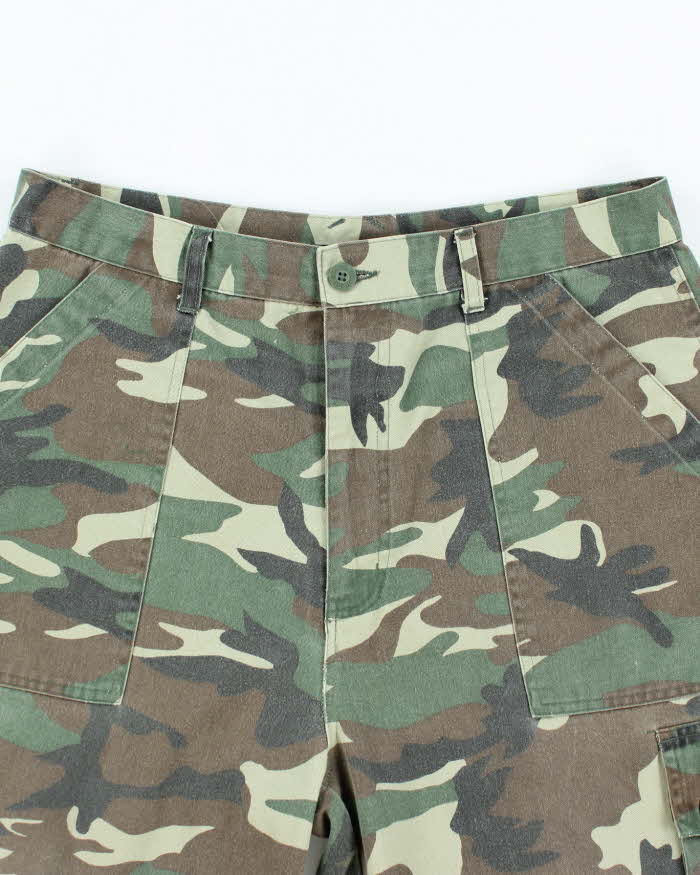 Vintage Y2K Baggy Camouflage Cargo Shorts - W32 L11