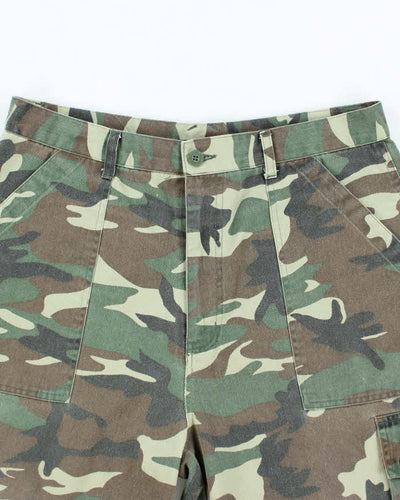 Vintage Y2K Baggy Camouflage Cargo Shorts - W32 L11