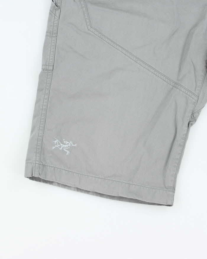 Vintage Arc'teryx Lightweight Grey Chino Hiking Shorts - W32 L13