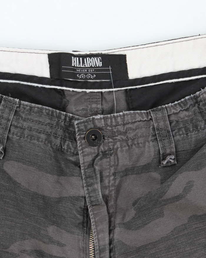 Vintage 2000's Billabong Black Camouflage Cargo Shorts - W32 L10