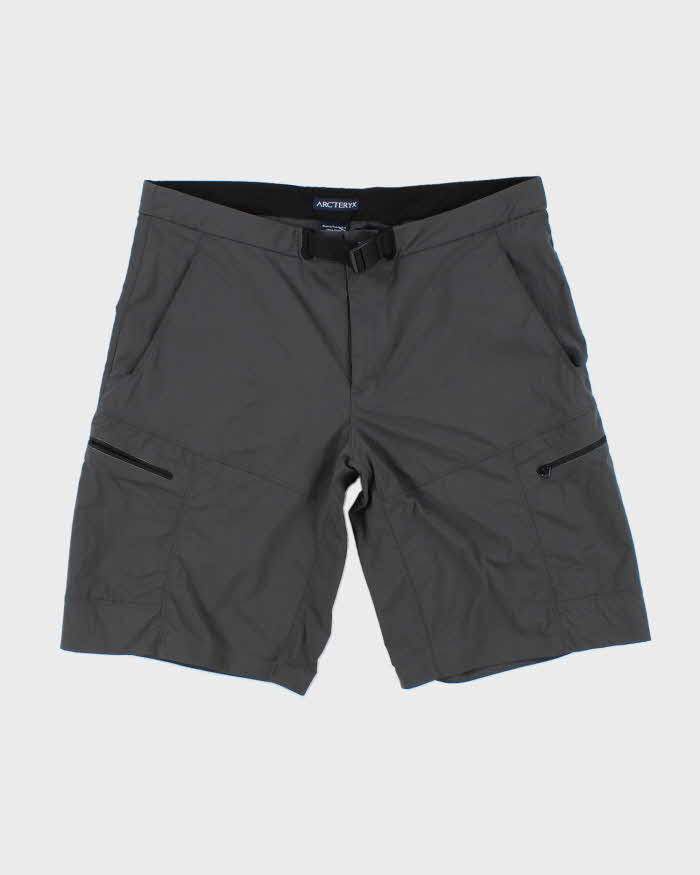 Vintage 2000's Arc'teryx Lightweight Multi-Pocketed Shorts - W34 L10