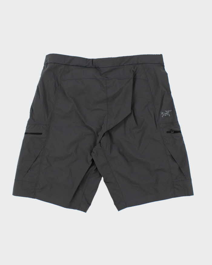 Vintage 2000's Arc'teryx Lightweight Multi-Pocketed Shorts - W34 L10