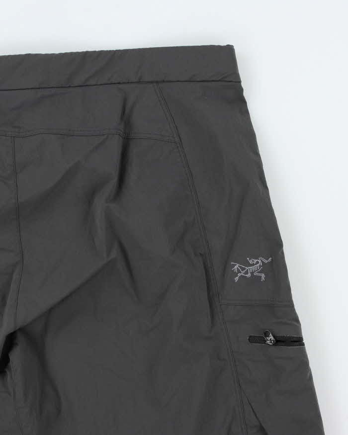 Vintage 2000's Arc'teryx Lightweight Multi-Pocketed Shorts - W34 L10
