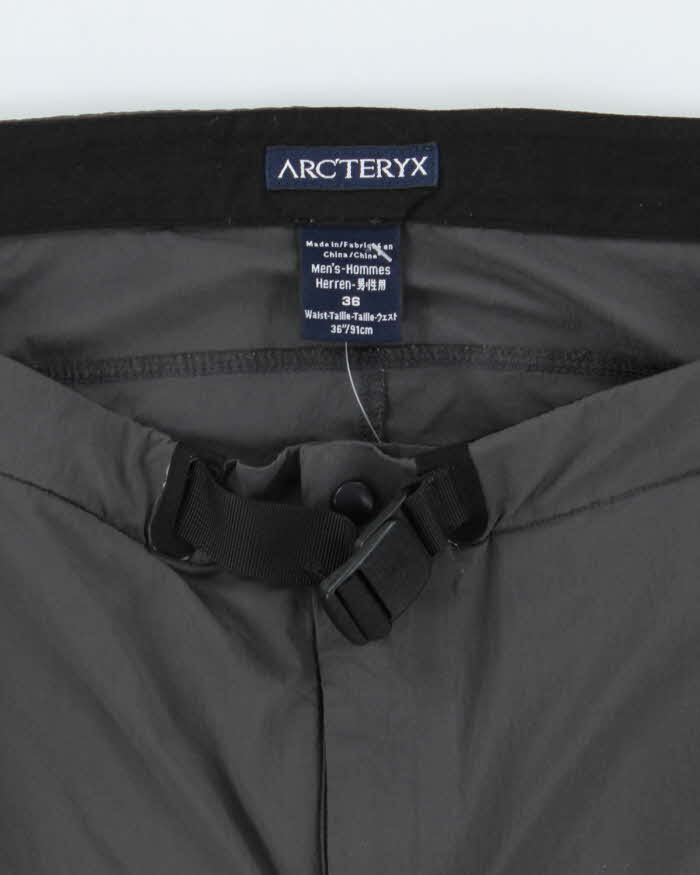 Vintage 2000's Arc'teryx Lightweight Multi-Pocketed Shorts - W34 L10