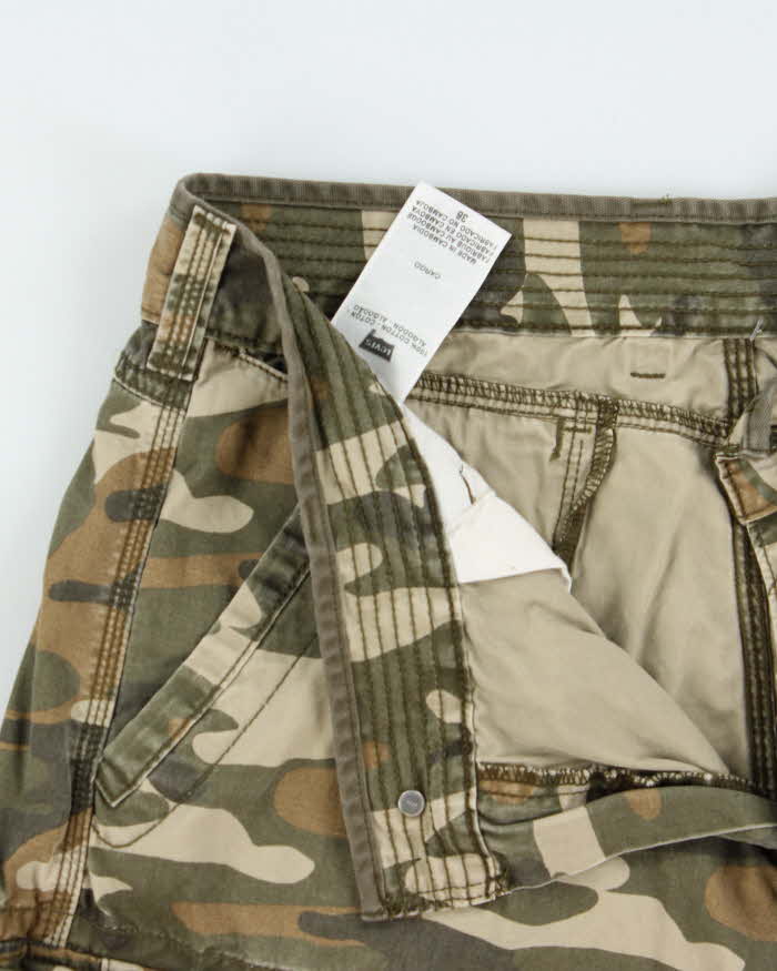 Vintage Y2K 00s Levi's White Tab Duck Camo Loose Fit Canvas Cargo Shorts - W36