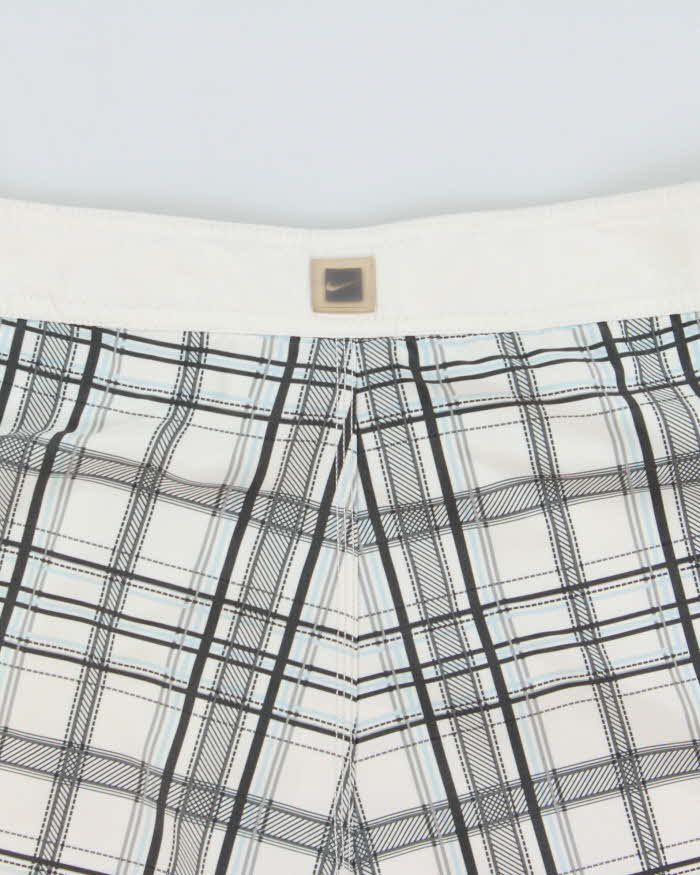 Vintage Y2K 00s Nike Plaid Soft Shell Relaxed Fit Board Shorts - L