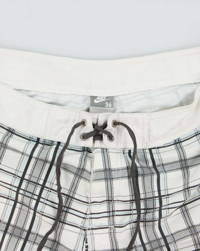 Vintage Y2K 00s Nike Plaid Soft Shell Relaxed Fit Board Shorts - L