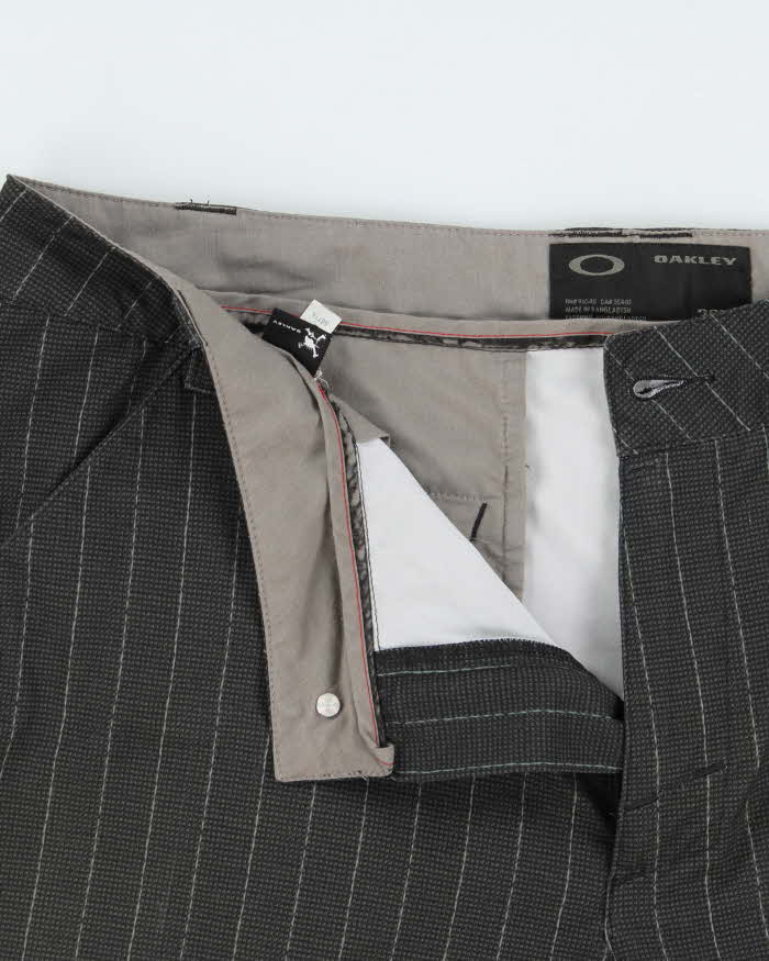 Vintage Oakley 11" Soft Shell Striped Relaxed Fit Adventure Shorts - W38