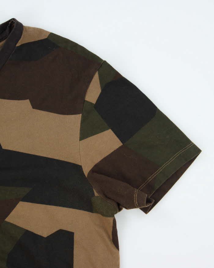 Vintage Guess Jeans Camouflage Spell Out Graphic T-Shirt - L