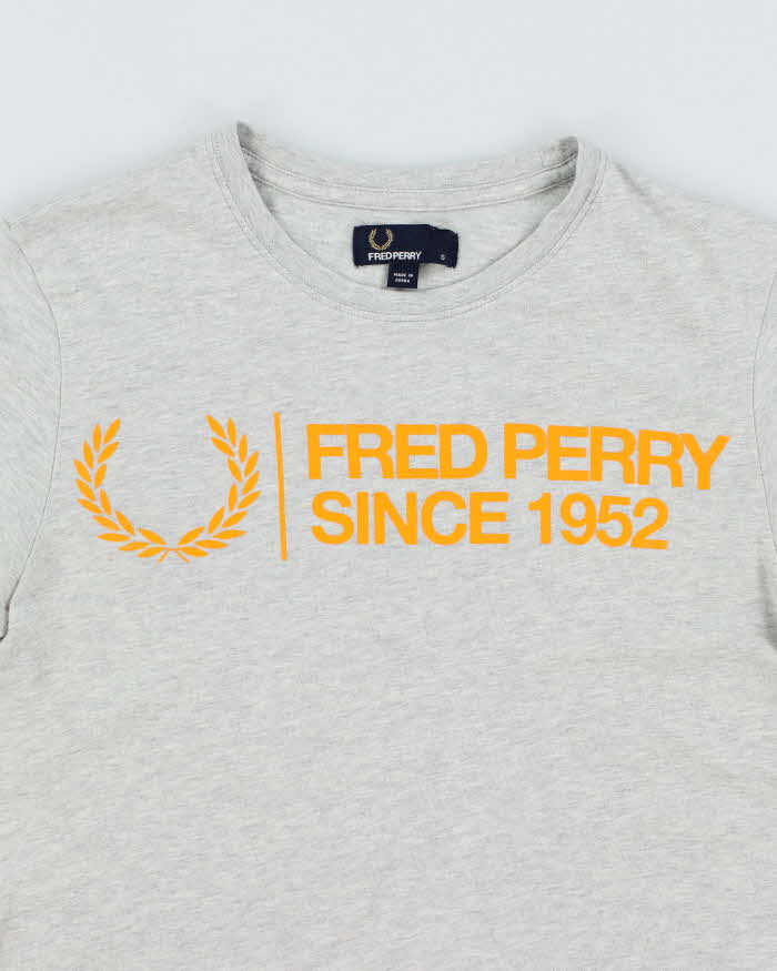 Vintage 2000's Fred Perry Centre Logo T-Shirt - S