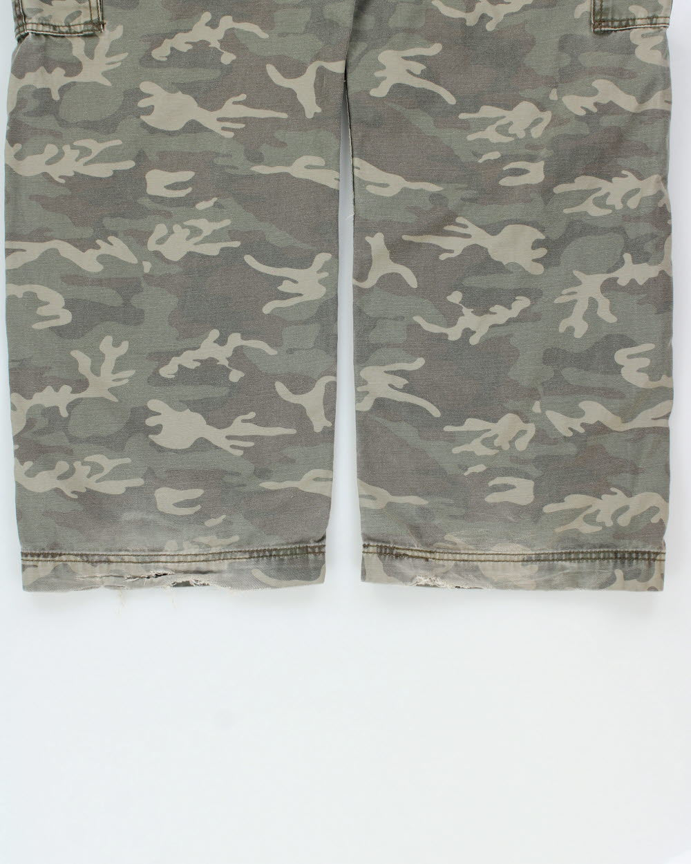 Vintage '03 Y2K Levi's Mid-Rise Woodland Camo Canvas Loose Straight Fit Cargo Trousers - W36 L30