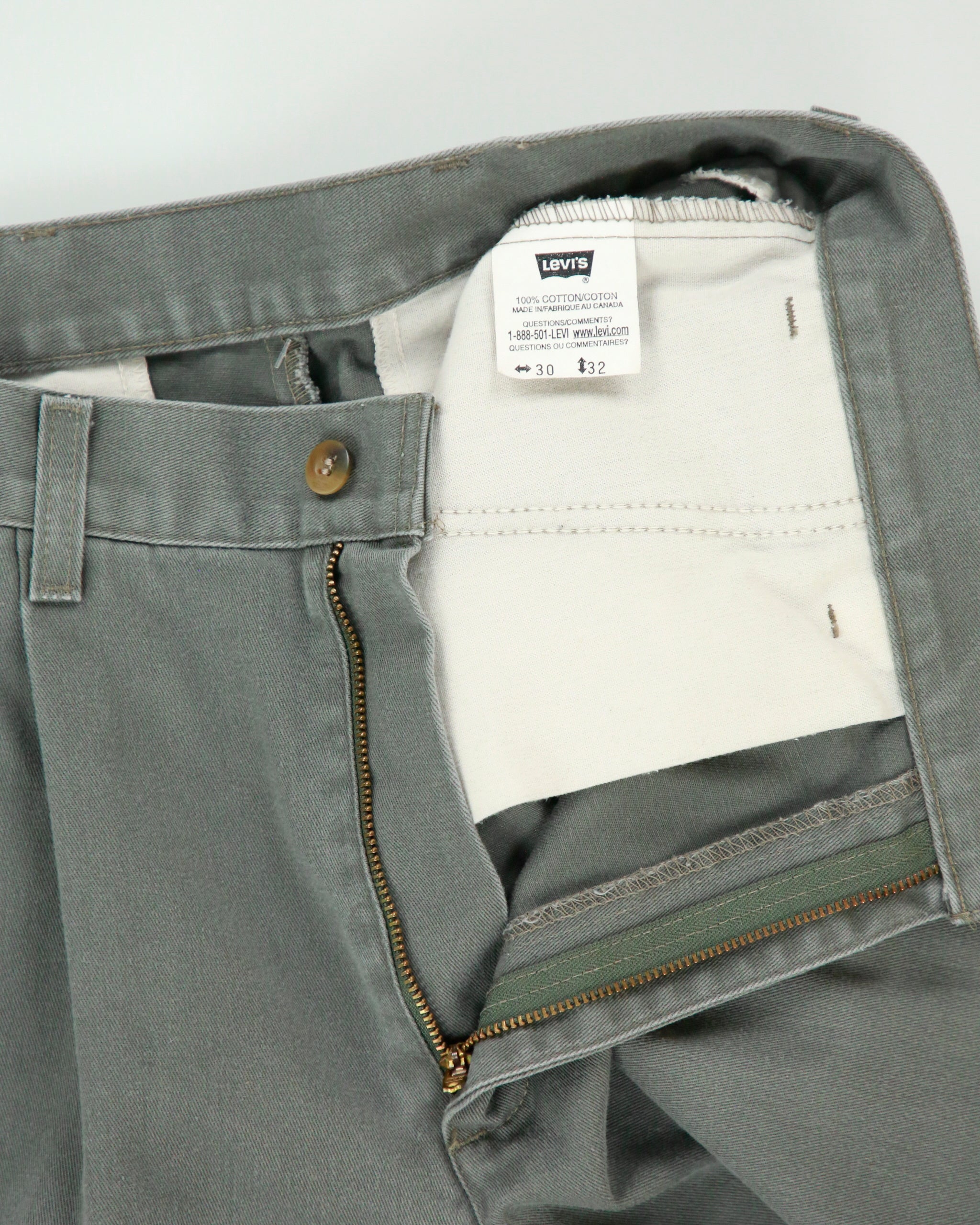Vintage 2001 Levi's Batwing Made In Canada Khaki Mid-Rise Double Pleated Relaxed Fit Canvas Chino Trousers - W29 L31