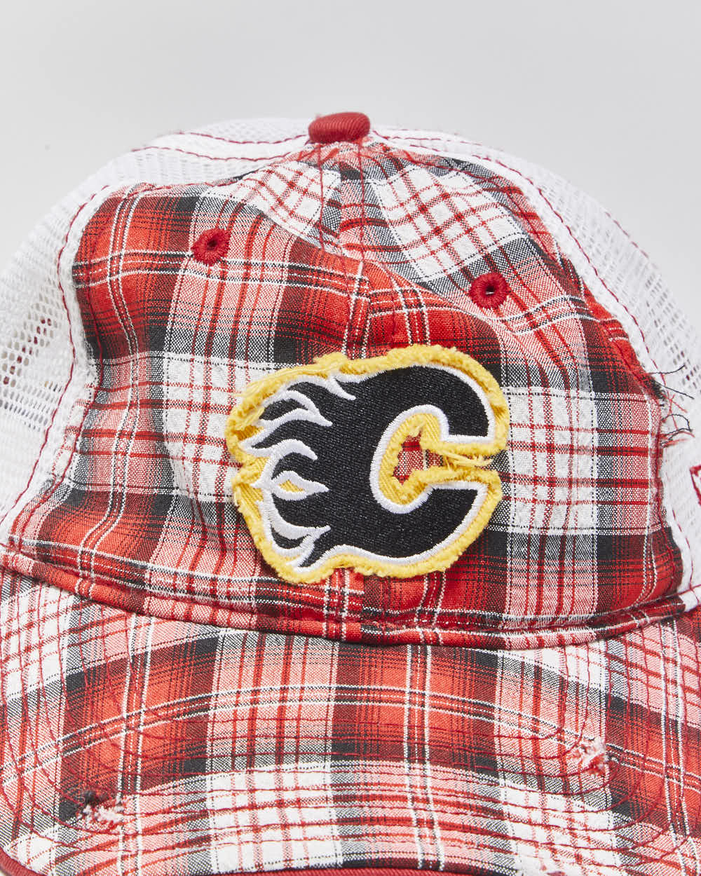 Vintage Y2K 00s New Era Calgary Flames NHL Distressed Plaid Trucker Hat - OS
