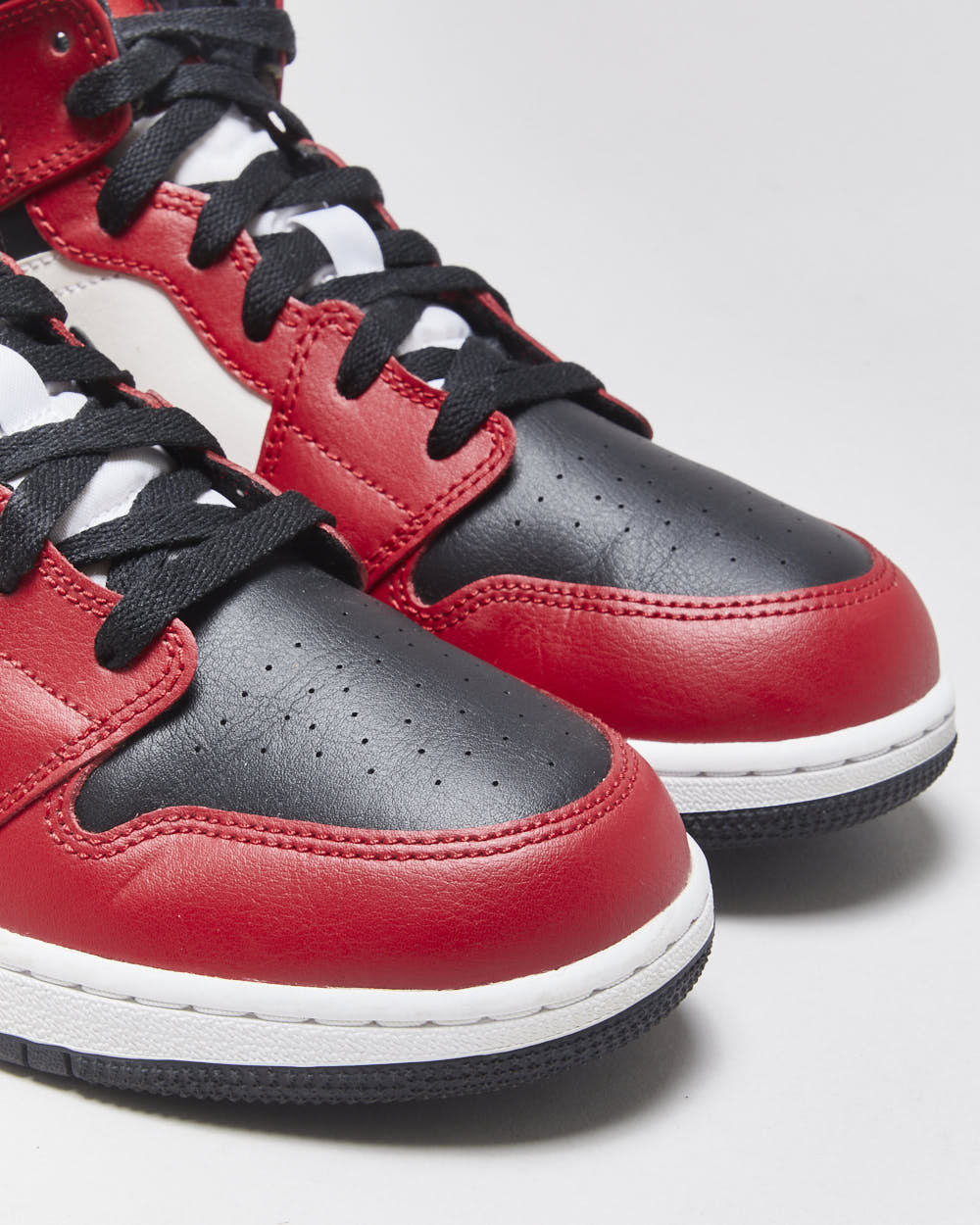 DS 2019 Nike Air Jordan 1 Mid GS Chicago Black Toe Trainers - UK6