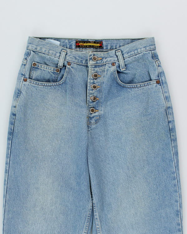 Ikeda Eisa mengenakan celana jeans vintage