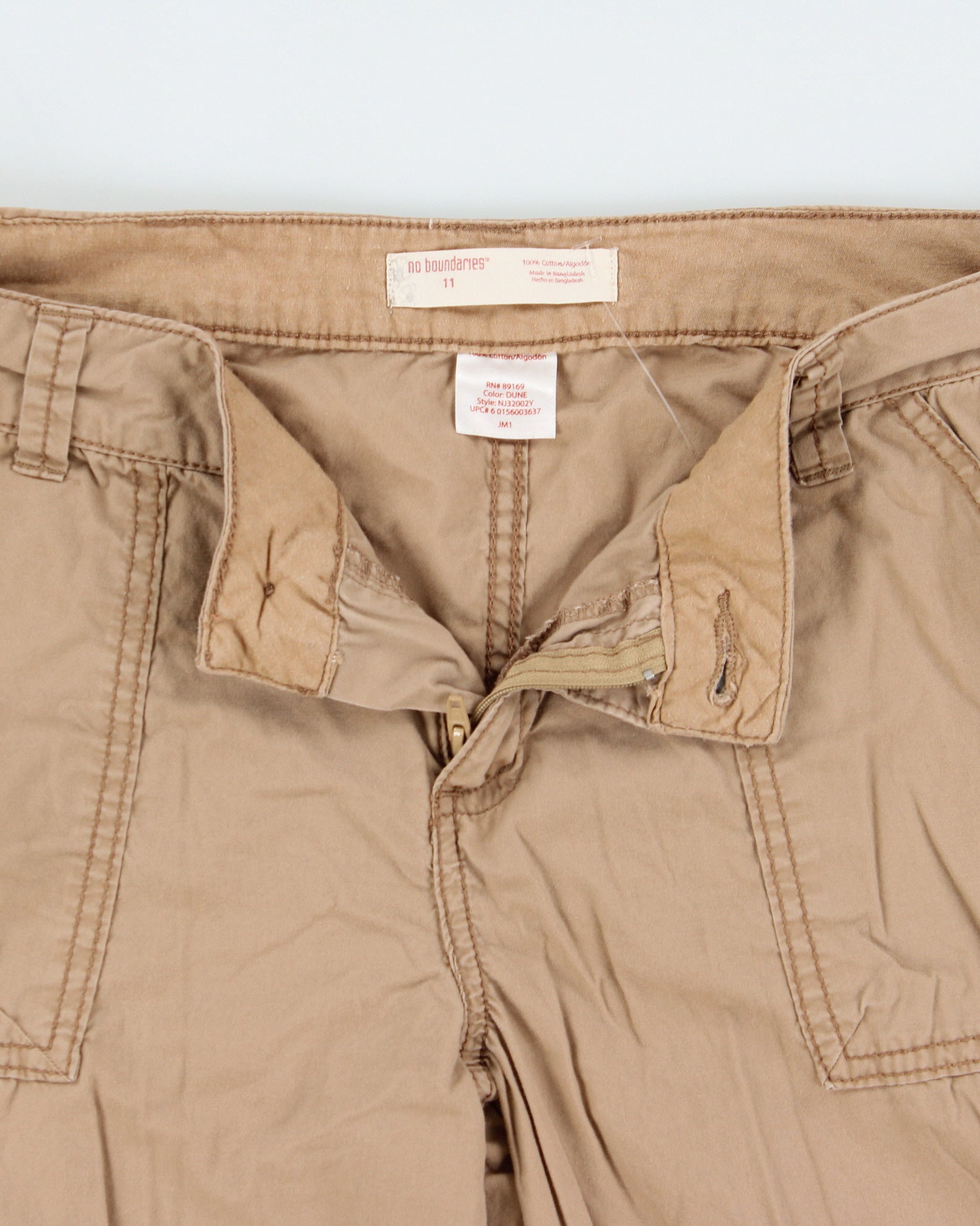 Vintage Y2K 00s No Boundaries Women's Desert Khaki Mid Rise Canvas Multi-Pocket 3/4 Length Straight Leg Cargo Capri Shorts - S
