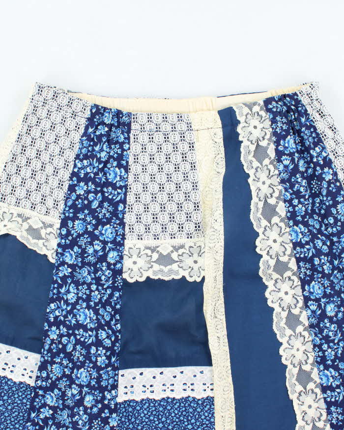 Vintage Y2K Patterned Knee Skirt - M
